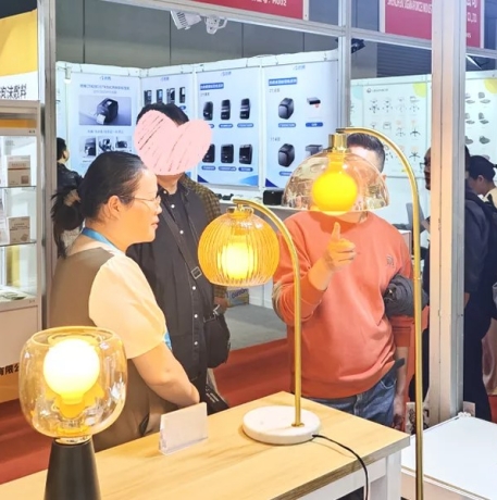 DeepGlo présente trois solutions de photothérapie au Salon international des équipements médicaux de Shenzhen